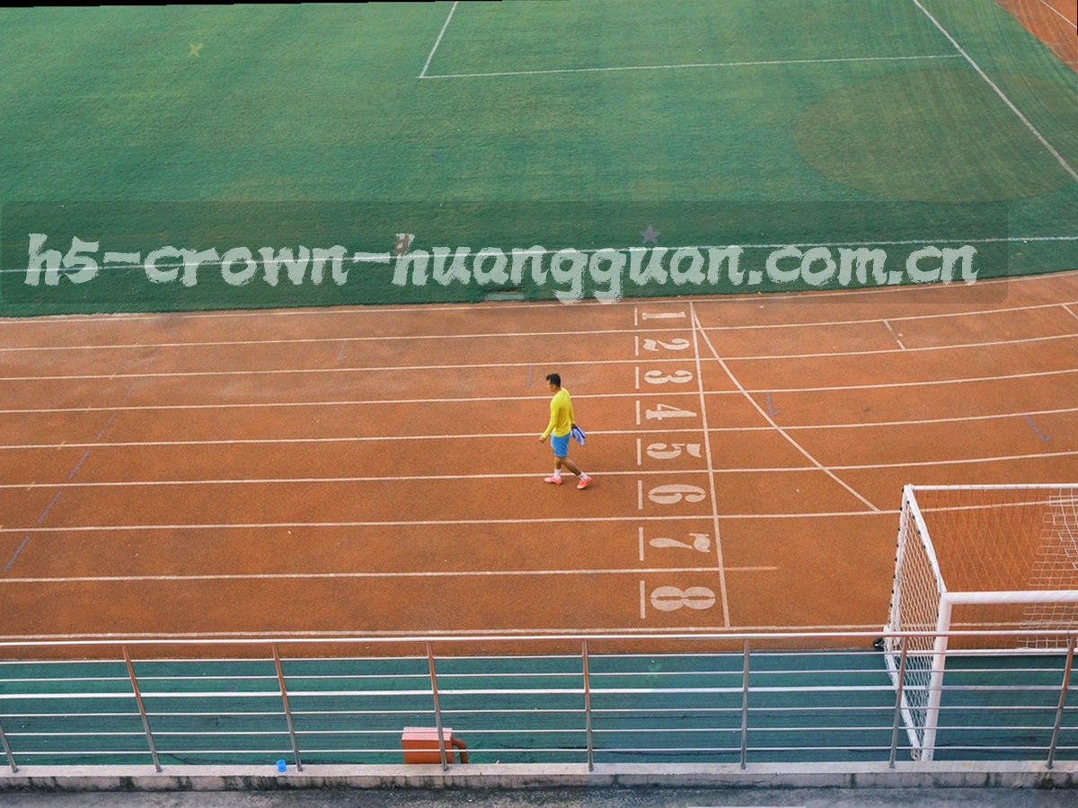 俯拍的会议桌局部，深色桌面上摊开资料与标签卡，没有人物